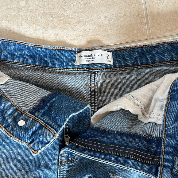 Distressed Abercrombie Mom Short High Rise - 29 - Picture 3 of 3